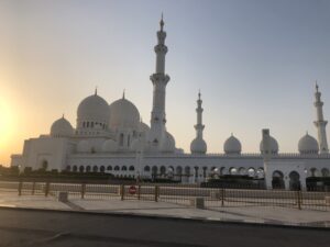 Weiße Moschee mit Kuppeln und Minaretten im Abendlicht