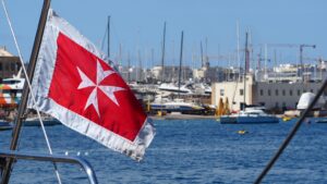 Maltesische Flagge auf einem Boot in einer Marina