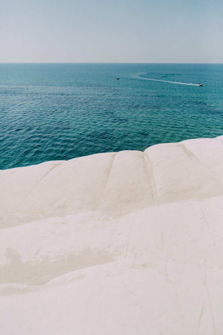Weiße Klippen der Scala dei Turchi am Meer