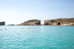 Blaue Lagune auf Comino mit Schwimmbojen
