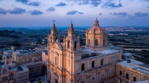Barockkathedrale mit Kuppel und zwei Glockentürmen auf Malta