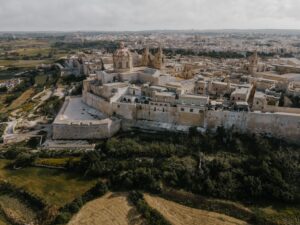 Luftaufnahme der ummauerten Stadt Mdina