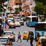 Belebte Istanbuler Straße mit Taxis und Fußgängern