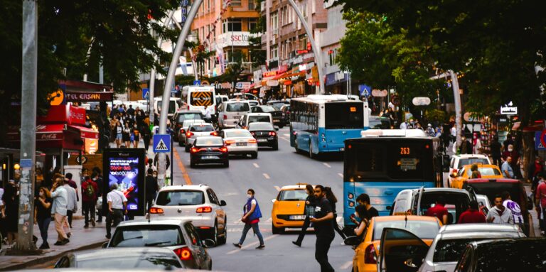 Belebte Istanbuler Straße mit Taxis und Fußgängern