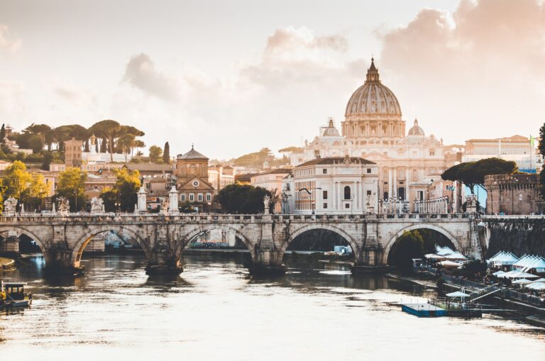 Petersdom und Tiberbrücke in Rom bei Sonnenuntergang