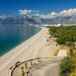Langer Kiesstrand von Antalya mit Bergkulisse