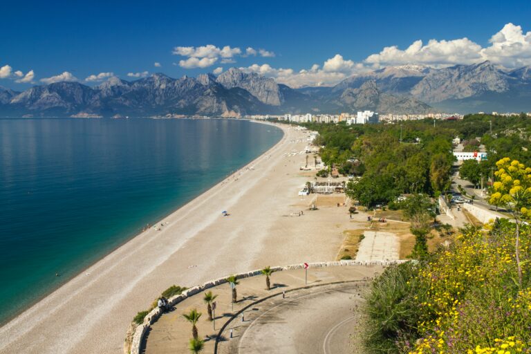 Langer Kiesstrand von Antalya mit Bergkulisse