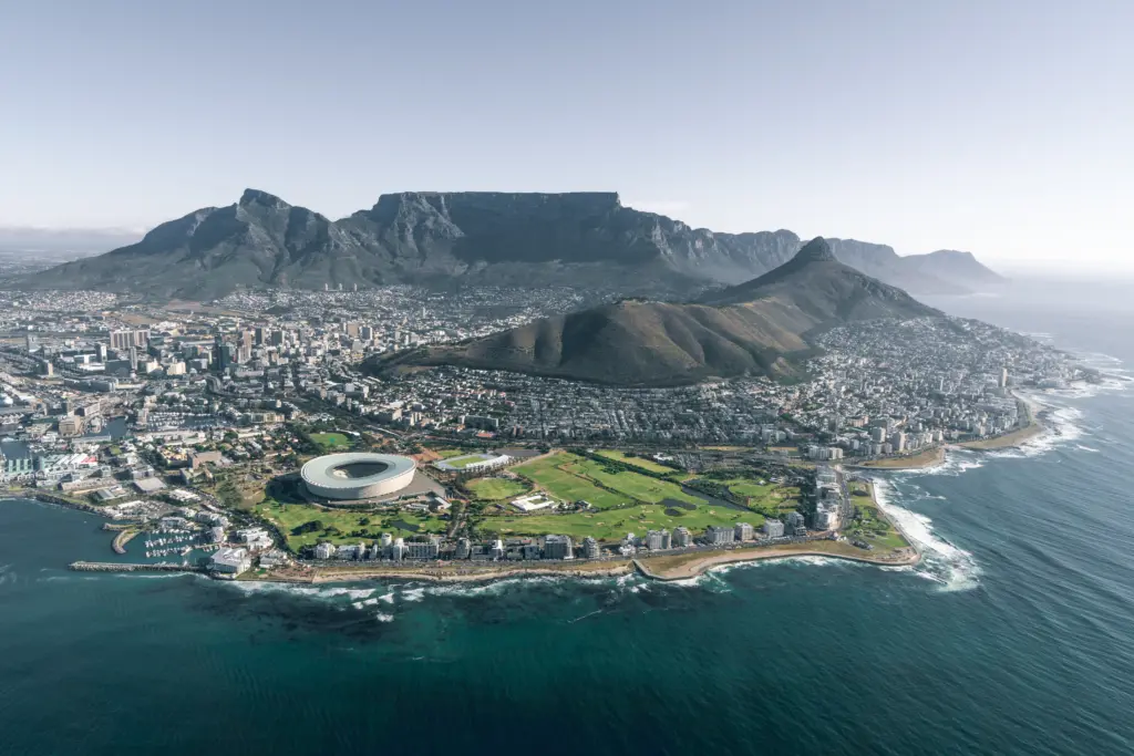 Luftaufnahme von Kapstadt mit Tafelberg und Küste