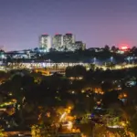 Skyline von Johannesburg bei Nacht mit Stadtlichtern