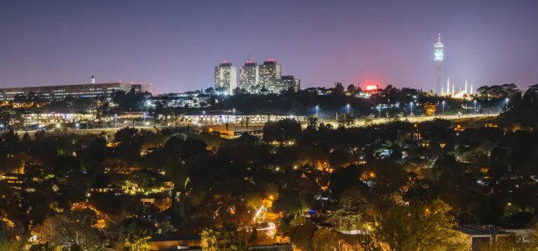 Skyline von Johannesburg bei Nacht mit Stadtlichtern