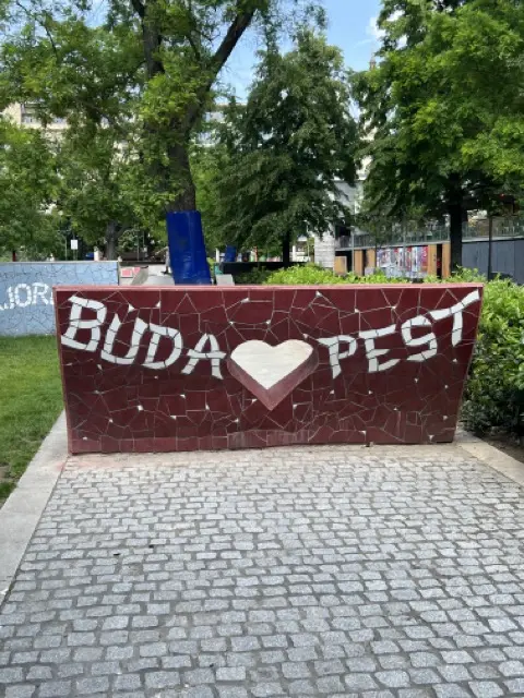 Budapest-Schriftzug mit Herz in einem Stadtpark