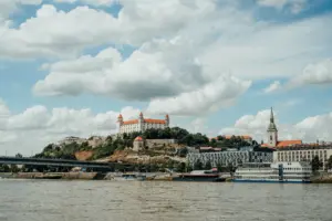 Burg von Bratislava über der Donau unter bewölktem Himmel
