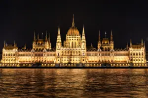 Ungarisches Parlament nachts beleuchtet an der Donau