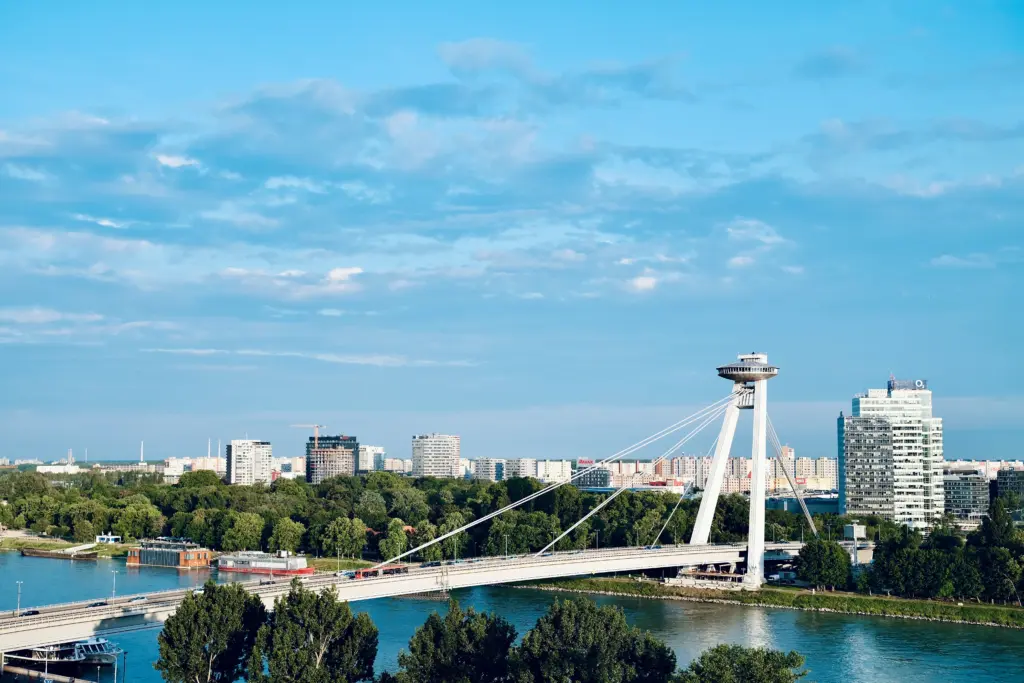 Skyline von Bratislava mit UFO-Brücke über der Donau