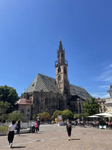 Dom von Bozen mit hohem gotischen Turm an einem sonnigen Platz
