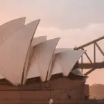 Dachsegel des Opernhauses von Sydney im rosa Abendlicht