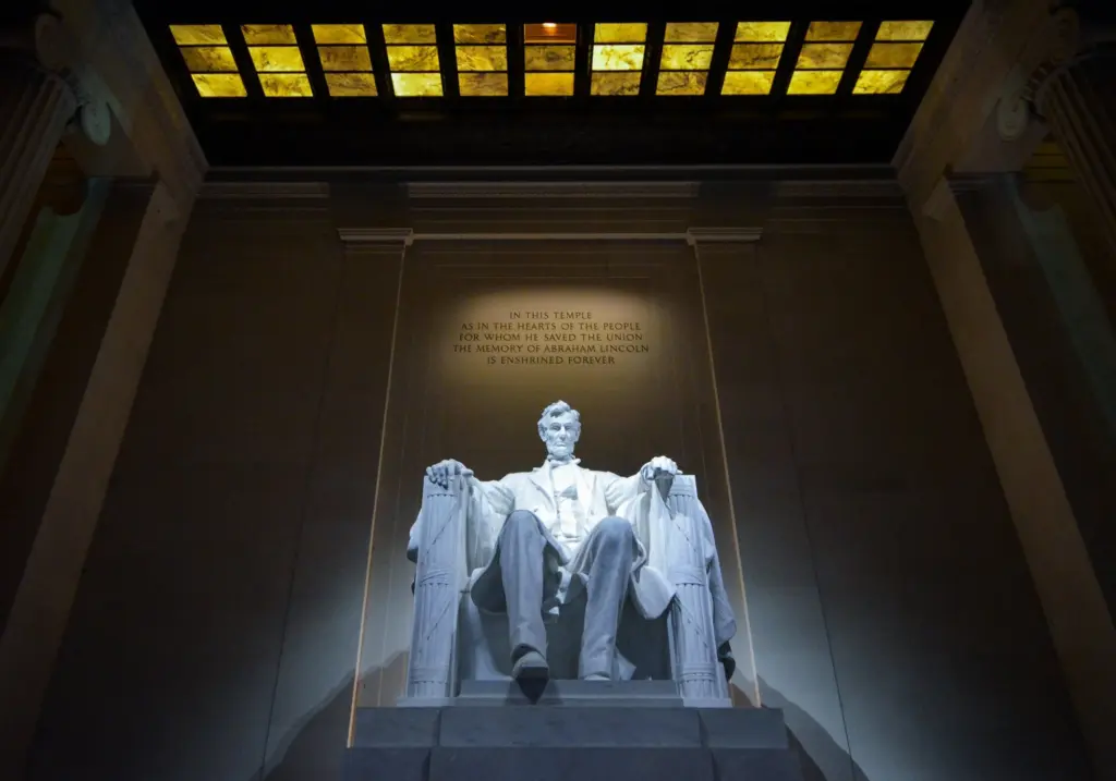 Statue im Lincoln Memorial beleuchtet in der Marmorhalle