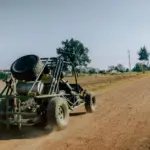Offroad Buggy auf einer staubigen Schotterpiste
