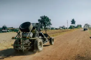 Offroad Buggy auf einer staubigen Schotterpiste