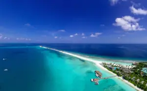 Luftaufnahme einer tropischen Insel mit Sandbank und Resort