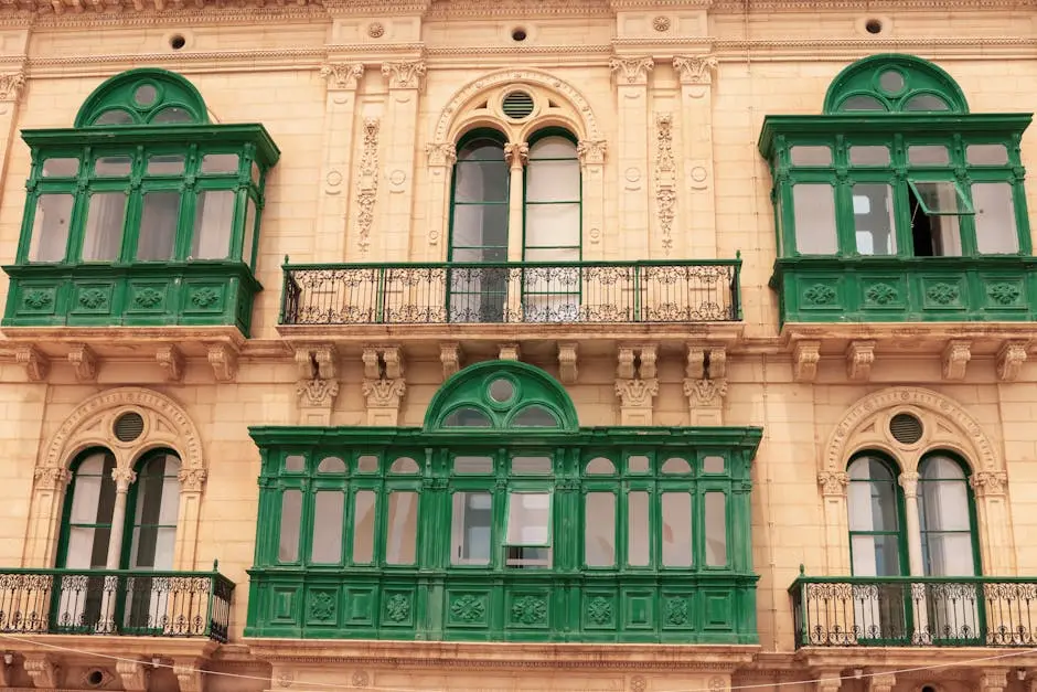 Fassade eines maltesischen Stadthauses mit grünen geschlossenen Holzbalkonen
