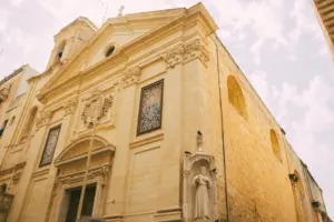 Barocke Kalksteinfassade einer Kirche auf Malta