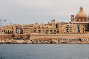 Skyline von Valletta mit Kathedralenkuppel vom Meer aus gesehen