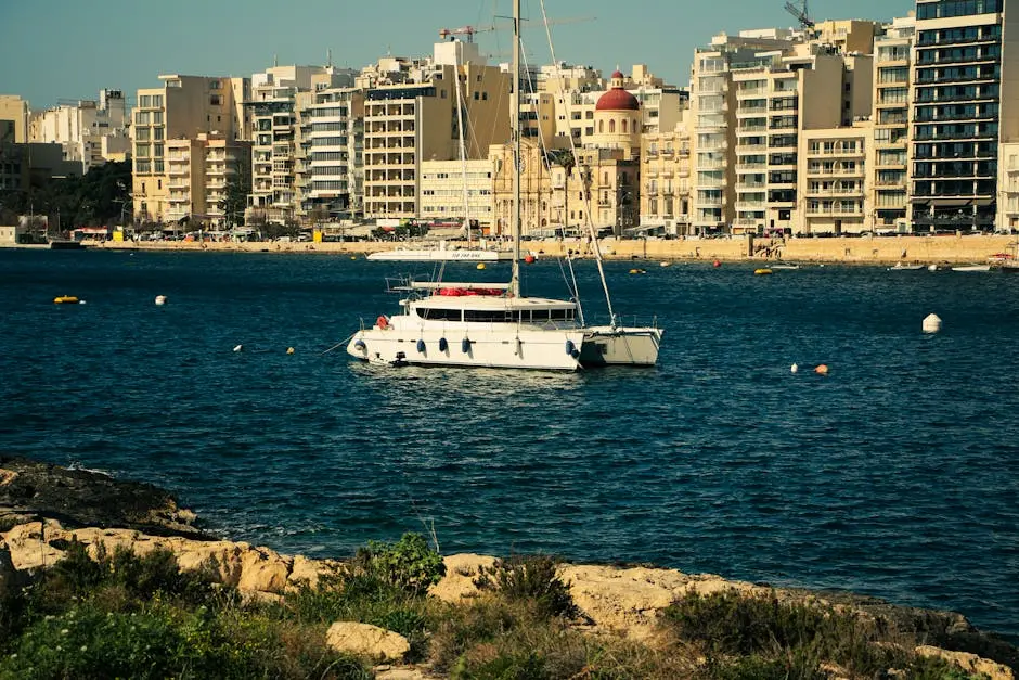 Luxusyacht vor der Uferpromenade von Valletta