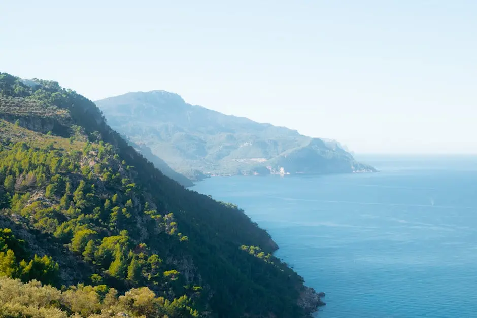 Berge und blaues Meer von Mallorca unter klarem Himmel