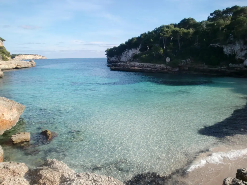 Eine Bucht mit türkisfarbenem Wasser an der Küste Mallorcas