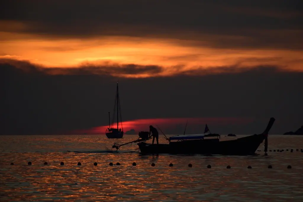 Ein Boot am Strand bei Sonnenuntergang auf Koh Lipe, Thailand