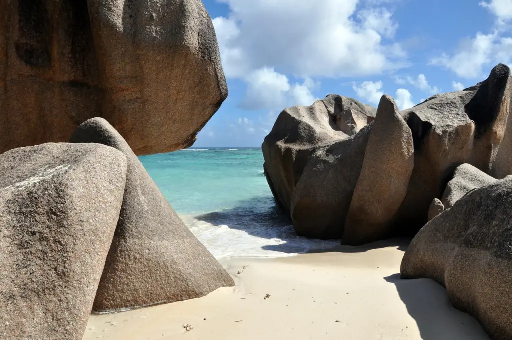 Ein brauner Granitfelsen auf der Insel La Digue, Seychellen