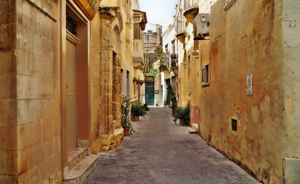 Eine enge Gasse in der Altstadt von Valletta, Malta