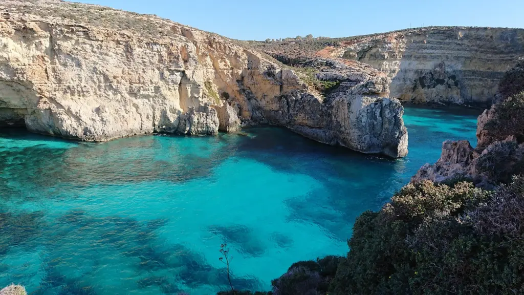 Eine felsige Bucht mit blauem Wasser auf Gozo, Malta