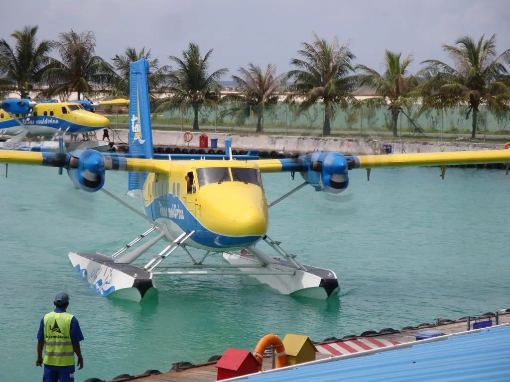 Ein Wasserflugzeug landet auf einer türkisfarbenen Lagune auf den Malediven
