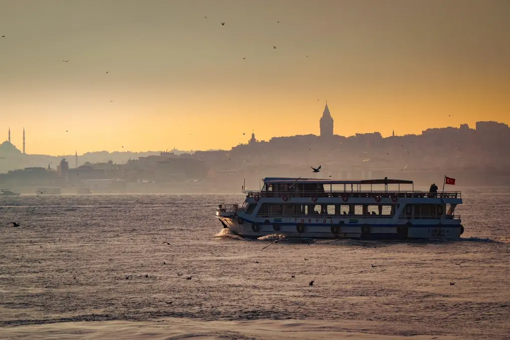 Ein Schiff auf dem Wasser nahe dem Galataturm in Istanbul, Türkei