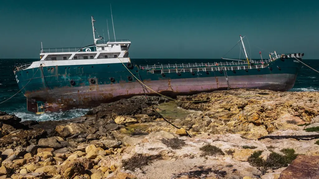Das Wrack eines gestrandeten Frachtschiffs an der Küste Maltas