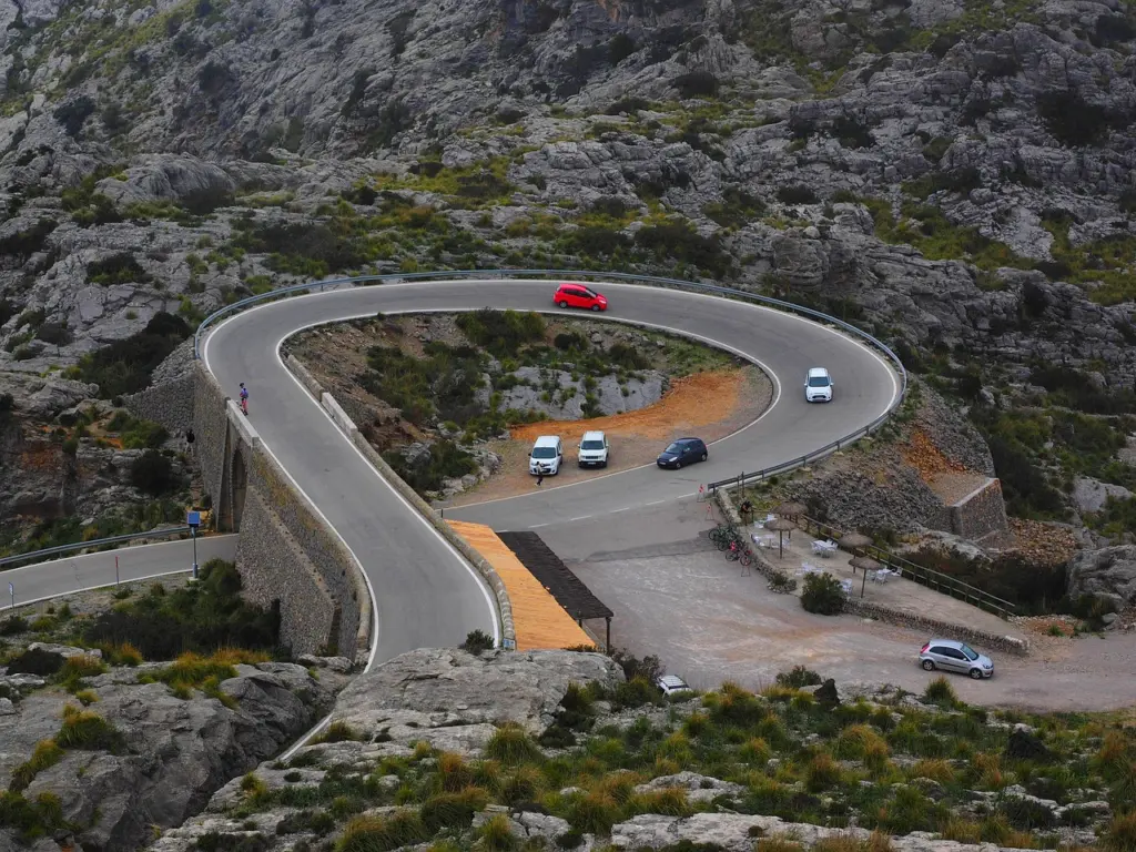 Eine kurvenreiche Bergstraße in der Serra de Tramuntana, Mallorca
