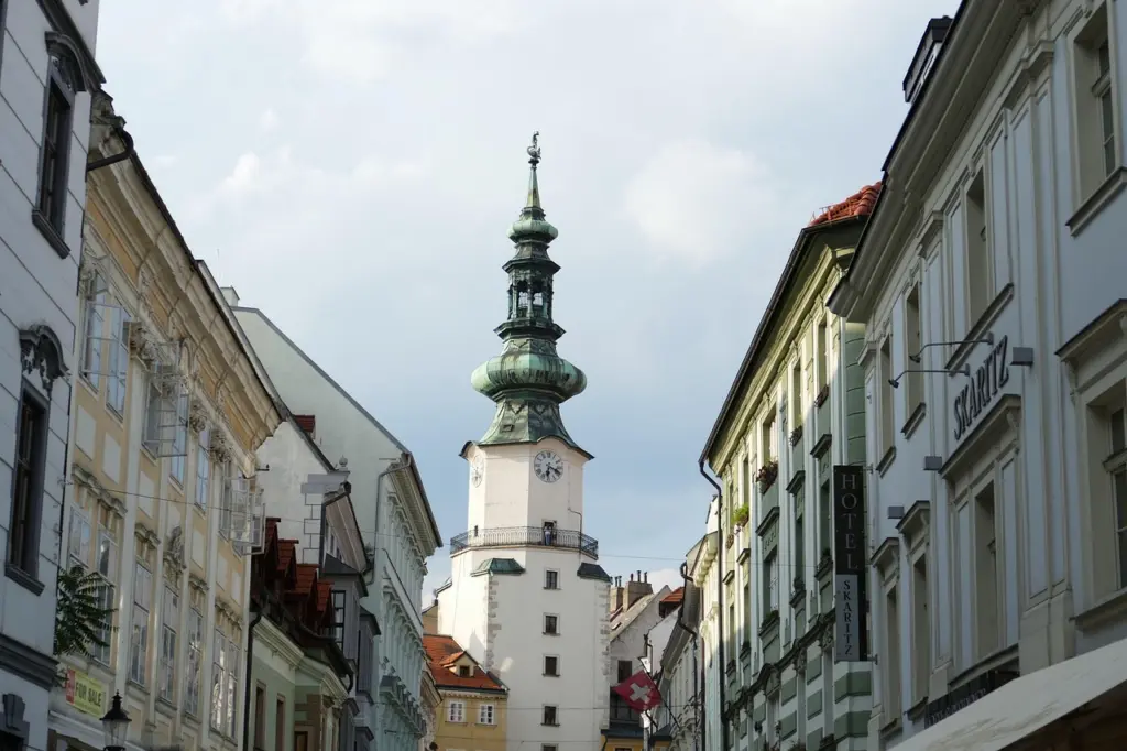 Gasse und Stadttorturm in der Altstadt von Bratislava