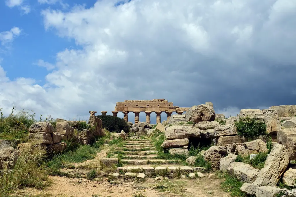 Antike griechische Tempelruinen in Selinunt, Sizilien