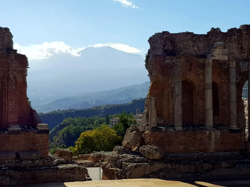 Antikes griechisches Theater von Taormina mit dem Ätna im Hintergrund