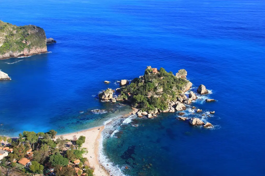 Blaues Meer und eine kleine Insel vor der Küste Siziliens
