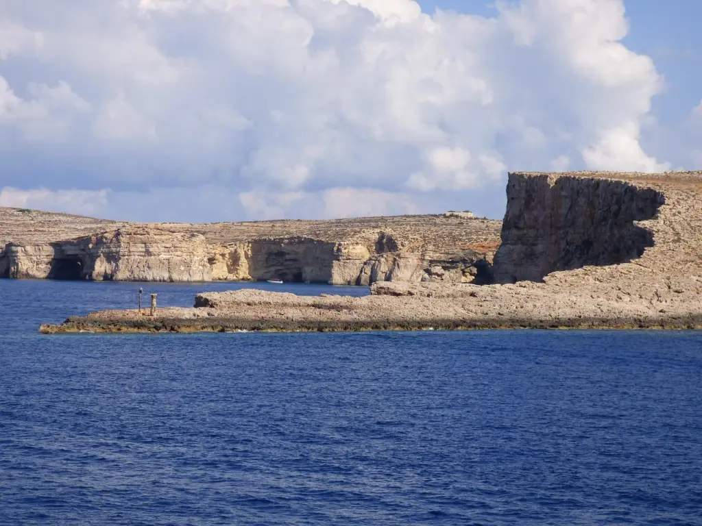 Blaues Meer und Klippen an der Küste von Comino, Malta