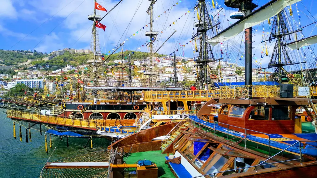 Boot im Hafen an der Küste von Alanya in der Türkei