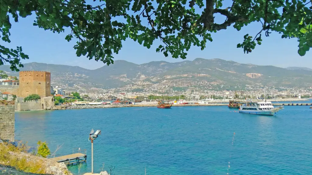Boote im Hafen neben dem Roten Turm in Alanya