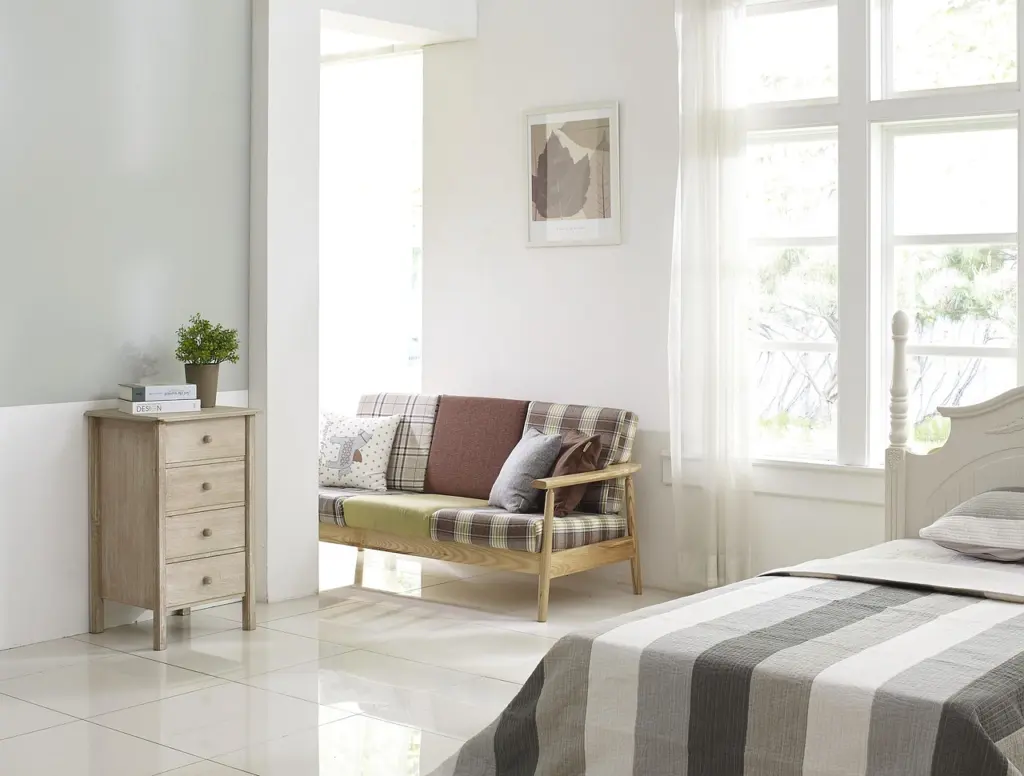 Helles, schlicht eingerichtetes Schlafzimmer in einer Ferienwohnung