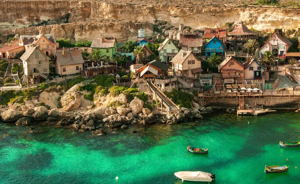 Ruhiges Meer und Kalksteinufer an der Mellieha Bay, Malta