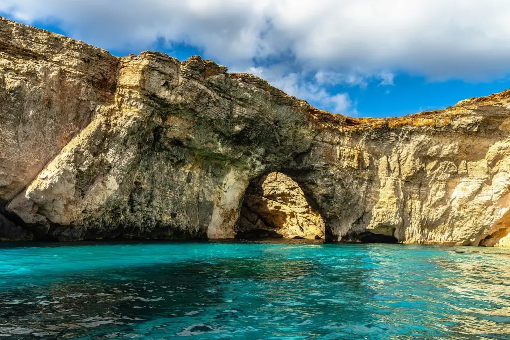 Katamaran vor Anker in der türkisen Blue Lagoon auf Comino, Malta