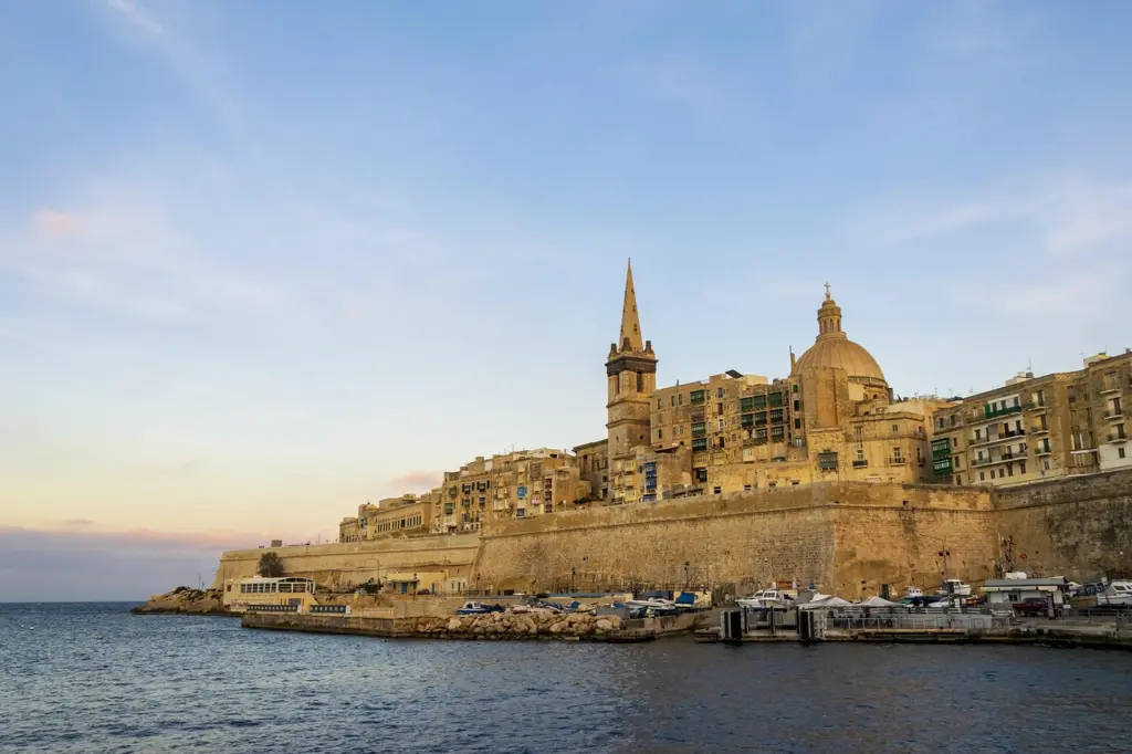 Kathedrale und Gebäude am Wasser in Valletta, Malta