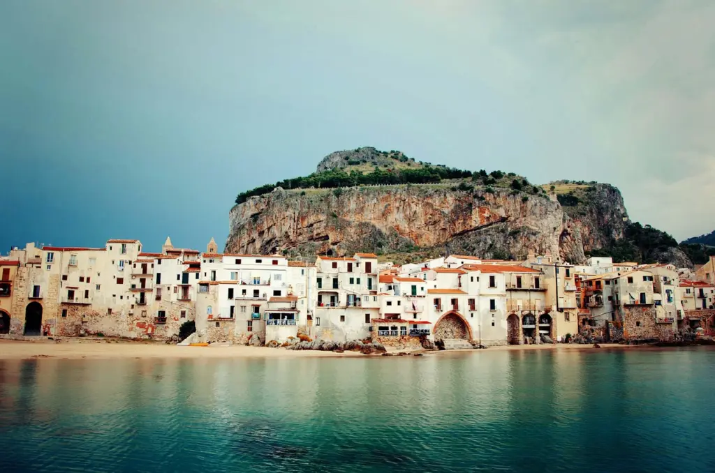 Altstadt von Cefalù am Meer unterhalb der Rocca